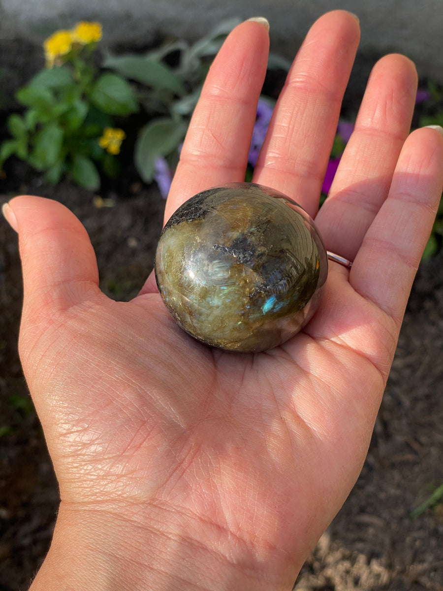 Labradorite sphere with flash