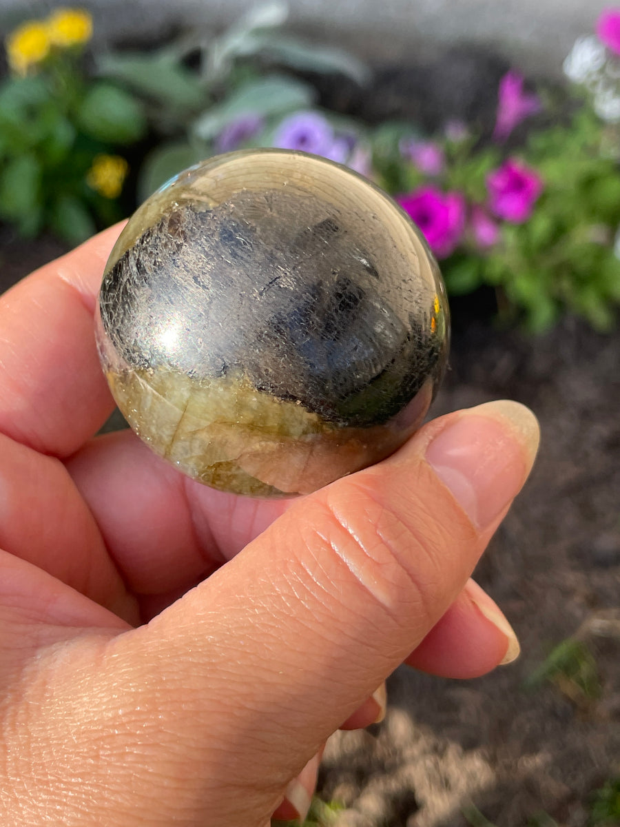 Labradorite sphere with flash