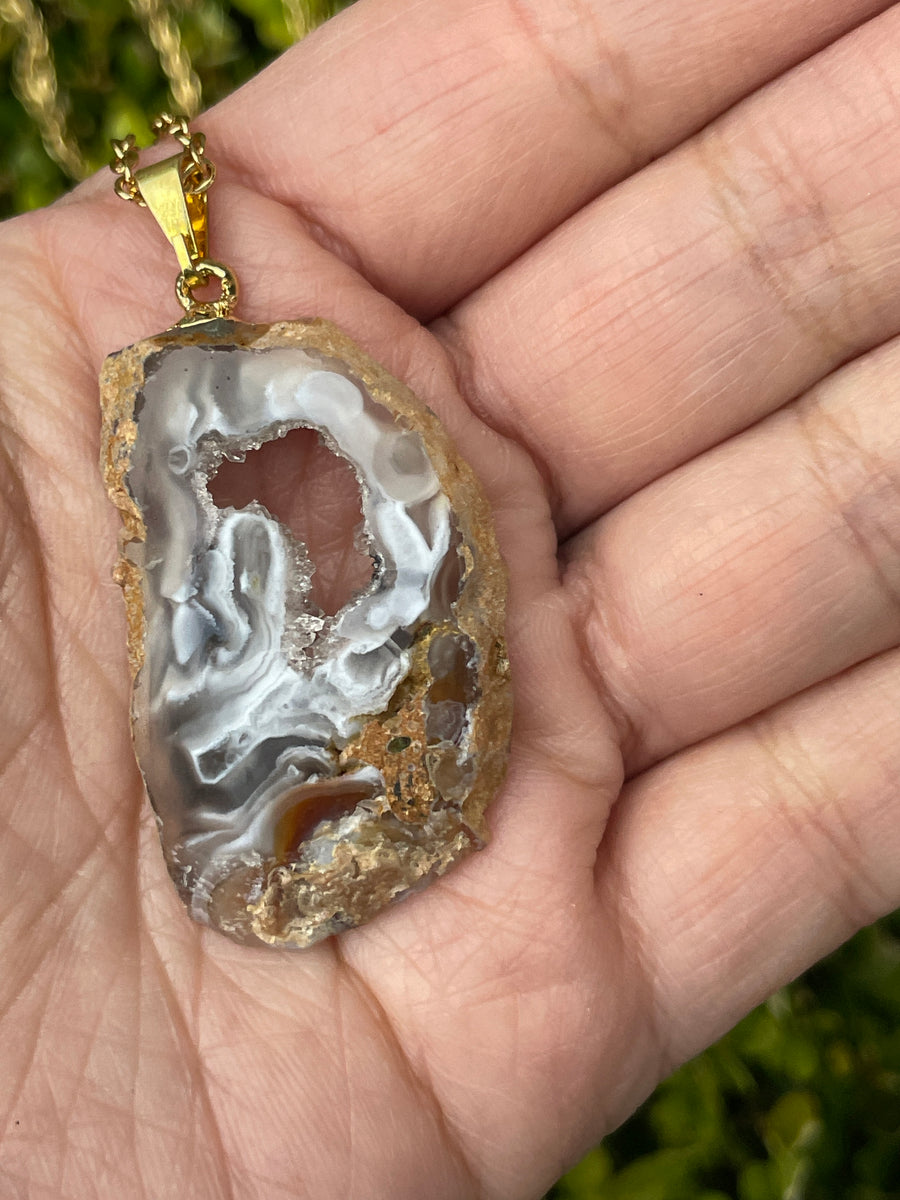 Ocho Geode gold pendant necklace